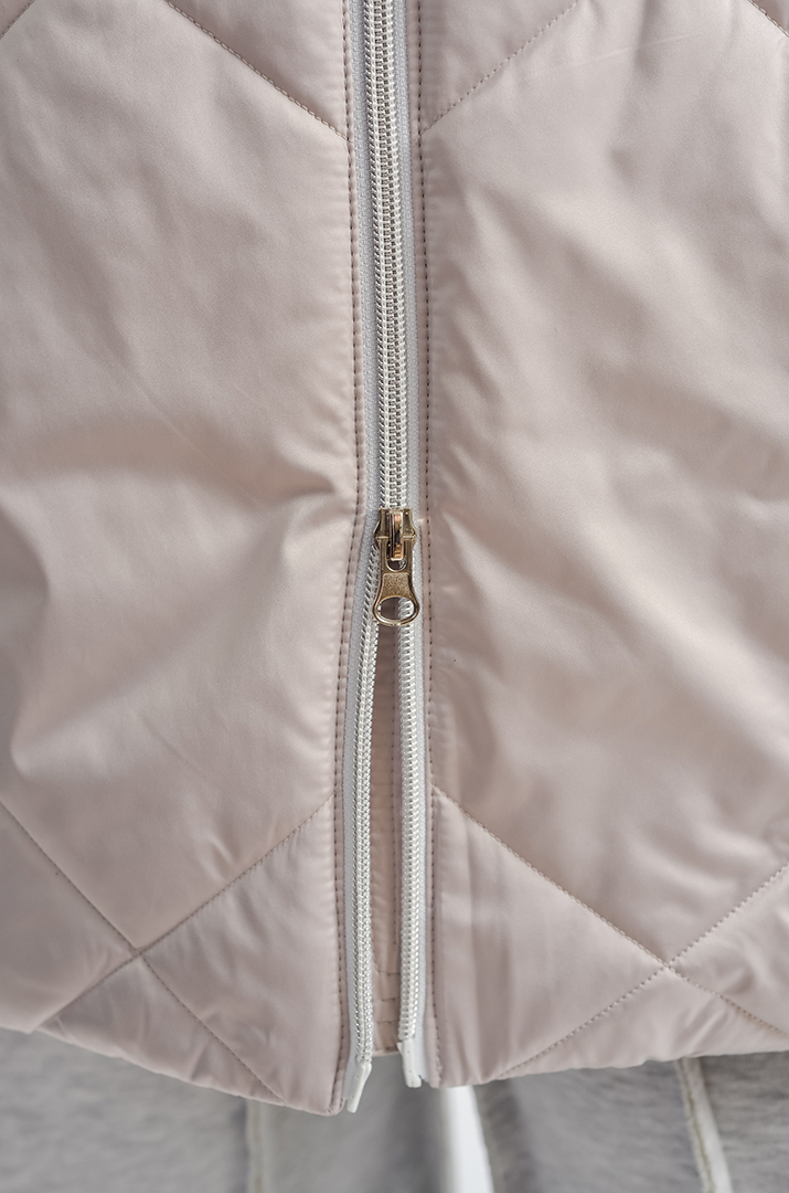 Зимова куртка з капюшоном і декоративними шнурками великих розмірів