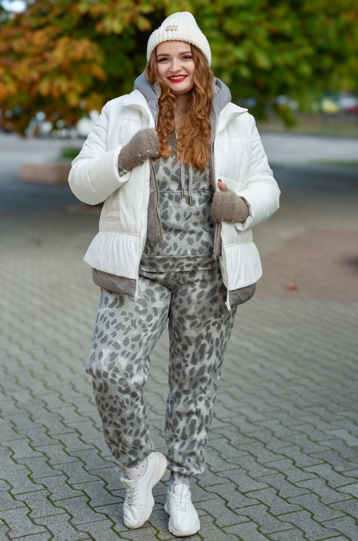 Коротка куртка у поєднанні молочного та сірого кольорів великих розмірів