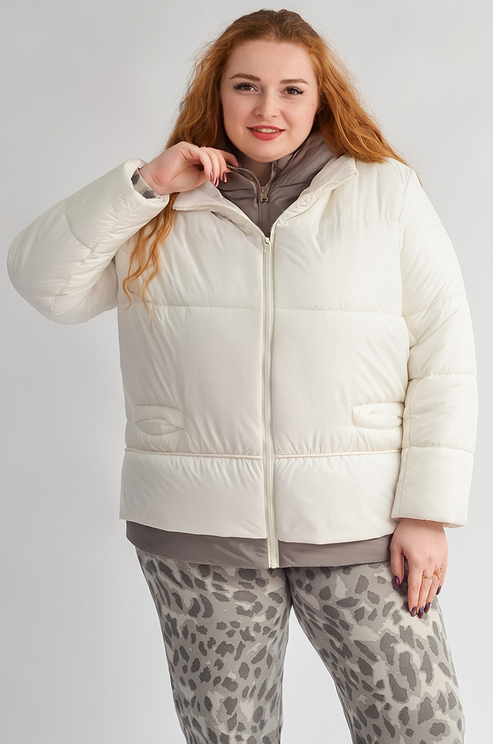 Коротка куртка у поєднанні молочного та сірого кольорів великих розмірів