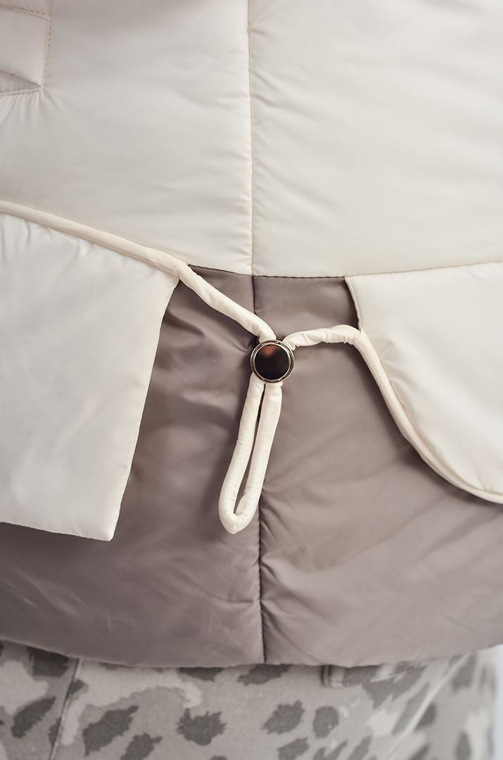 Коротка куртка у поєднанні молочного та сірого кольорів великих розмірів