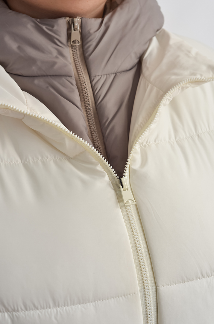 Коротка куртка у поєднанні молочного та сірого кольорів великих розмірів