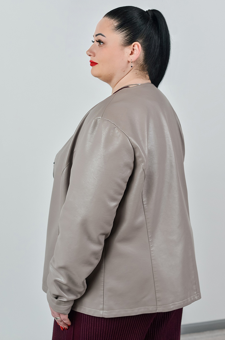 Однотонна куртка з екошкіри з акцентними кнопками великих розмірів