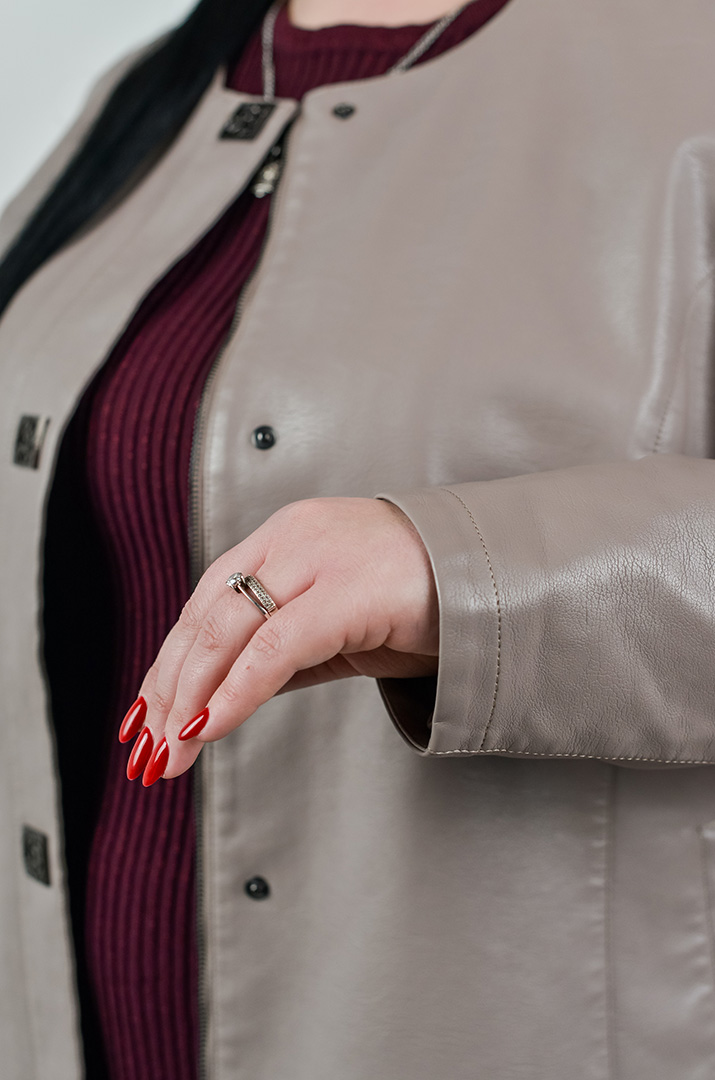 Однотонна куртка з екошкіри з акцентними кнопками великих розмірів