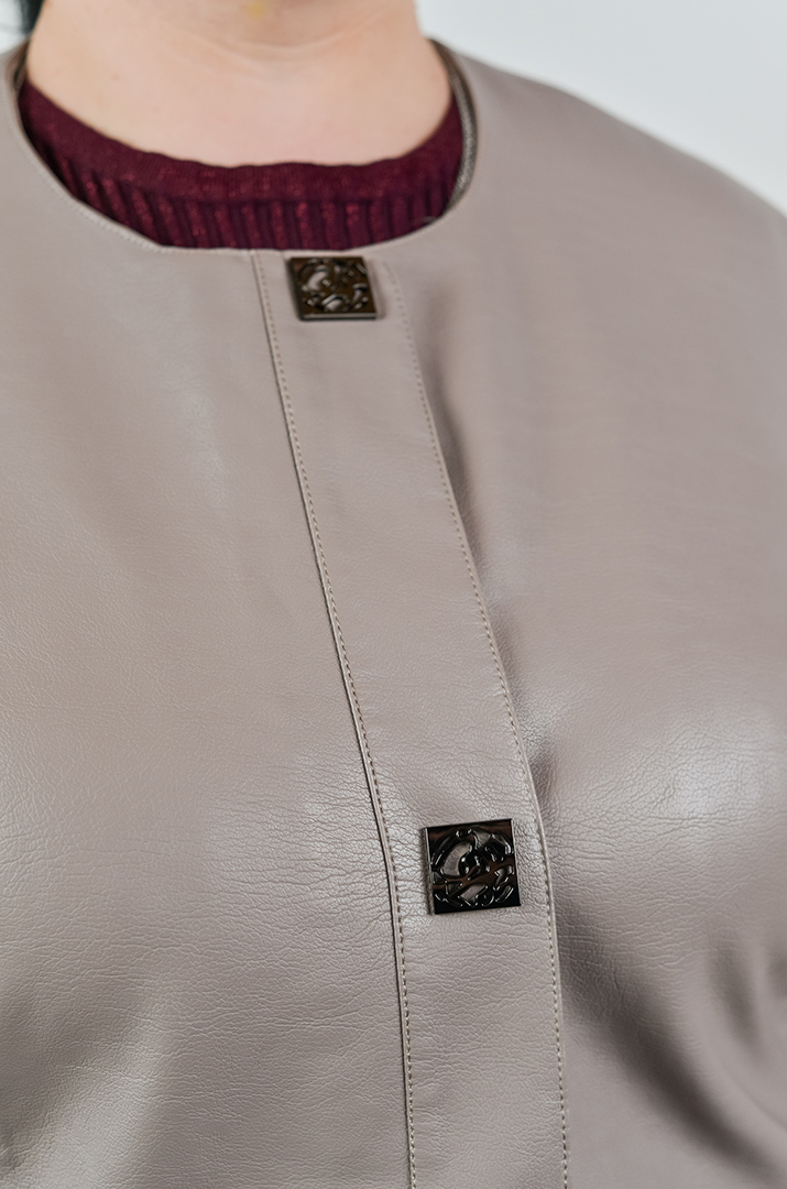 Однотонна куртка з екошкіри з акцентними кнопками великих розмірів