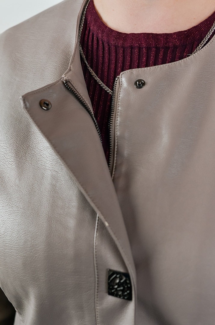 Однотонна куртка з екошкіри з акцентними кнопками великих розмірів