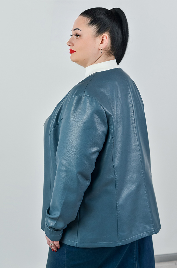 Однотонна куртка з екошкіри з акцентними кнопками великих розмірів