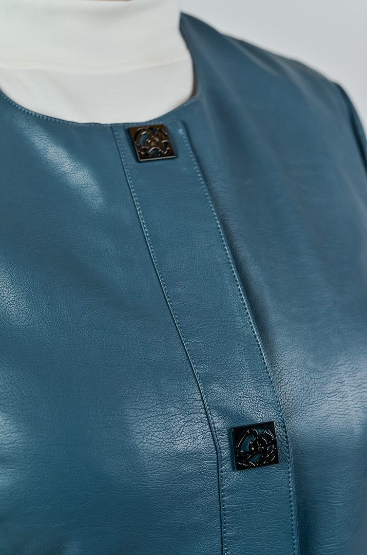 Однотонна куртка з екошкіри з акцентними кнопками великих розмірів