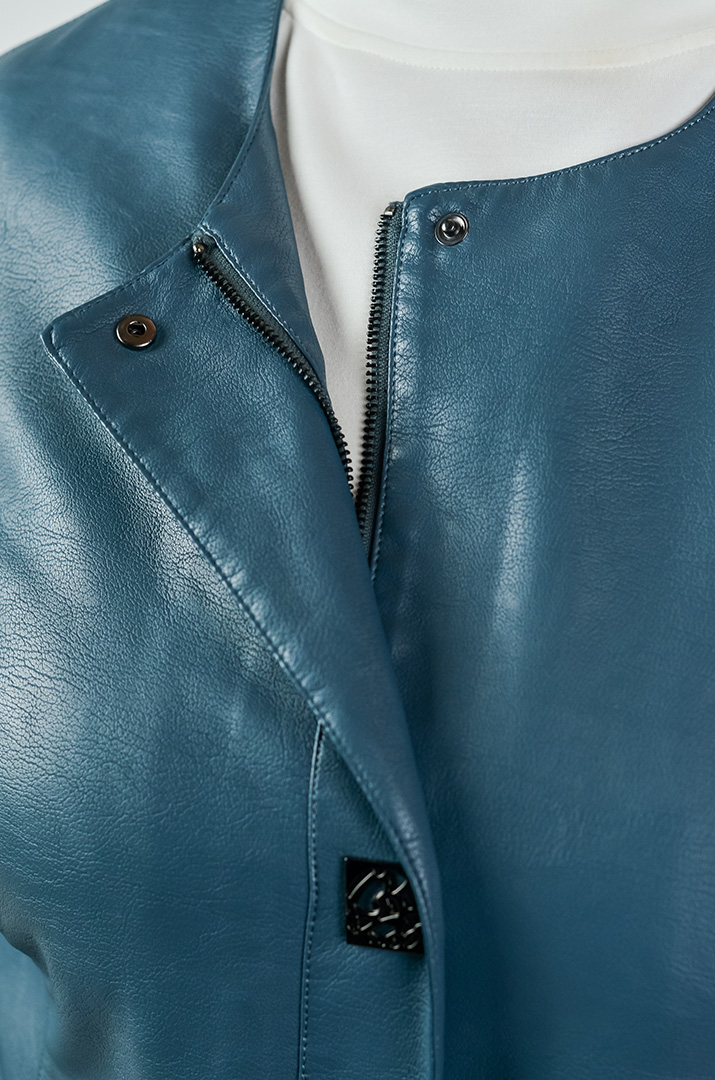 Однотонна куртка з екошкіри з акцентними кнопками великих розмірів