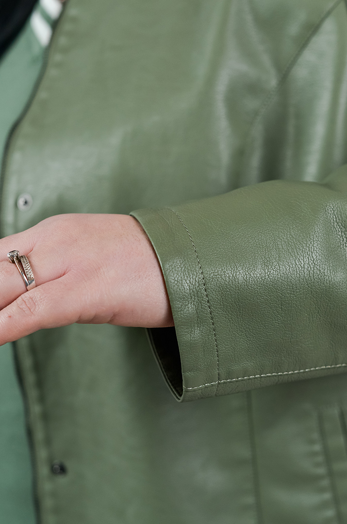 Однотонна куртка з екошкіри з акцентними кнопками великих розмірів