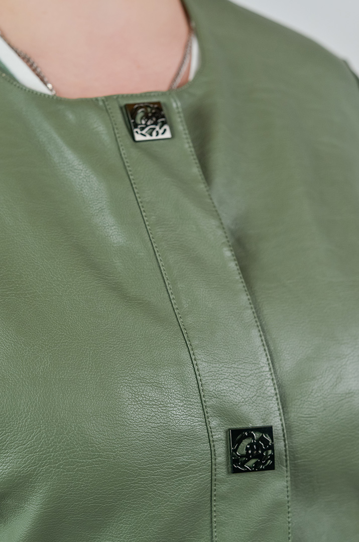 Однотонна куртка з екошкіри з акцентними кнопками великих розмірів