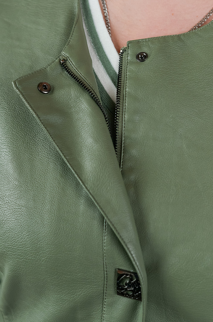 Однотонна куртка з екошкіри з акцентними кнопками великих розмірів