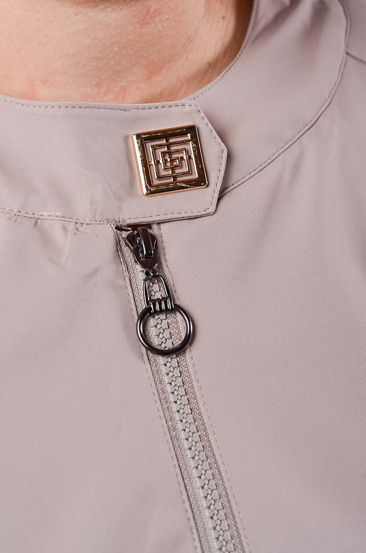 Куртка коротка з плащівки та з декоративною фурнітурою великих розмірів