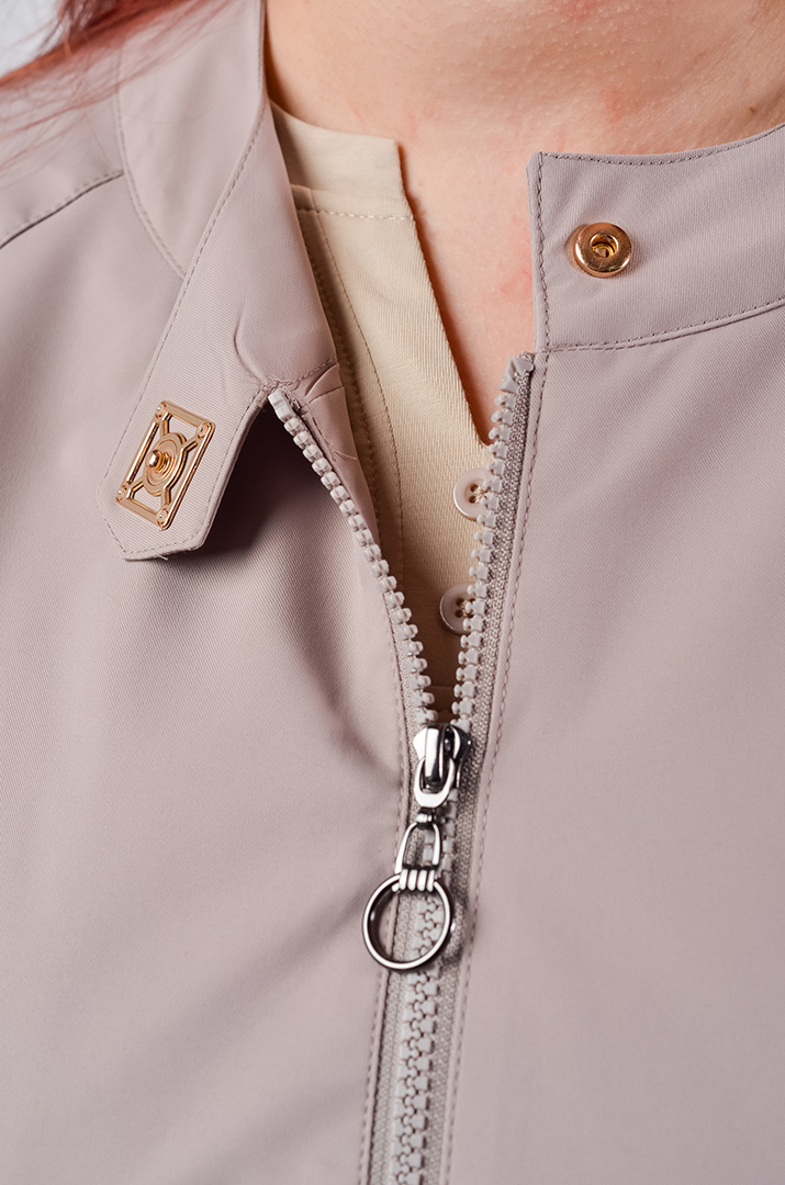 Куртка коротка з плащівки та з декоративною фурнітурою великих розмірів