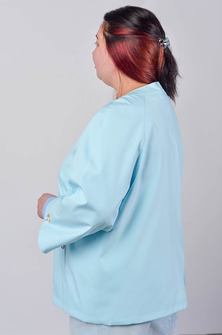 Куртка коротка з плащівки та з декоративною фурнітурою великих розмірів