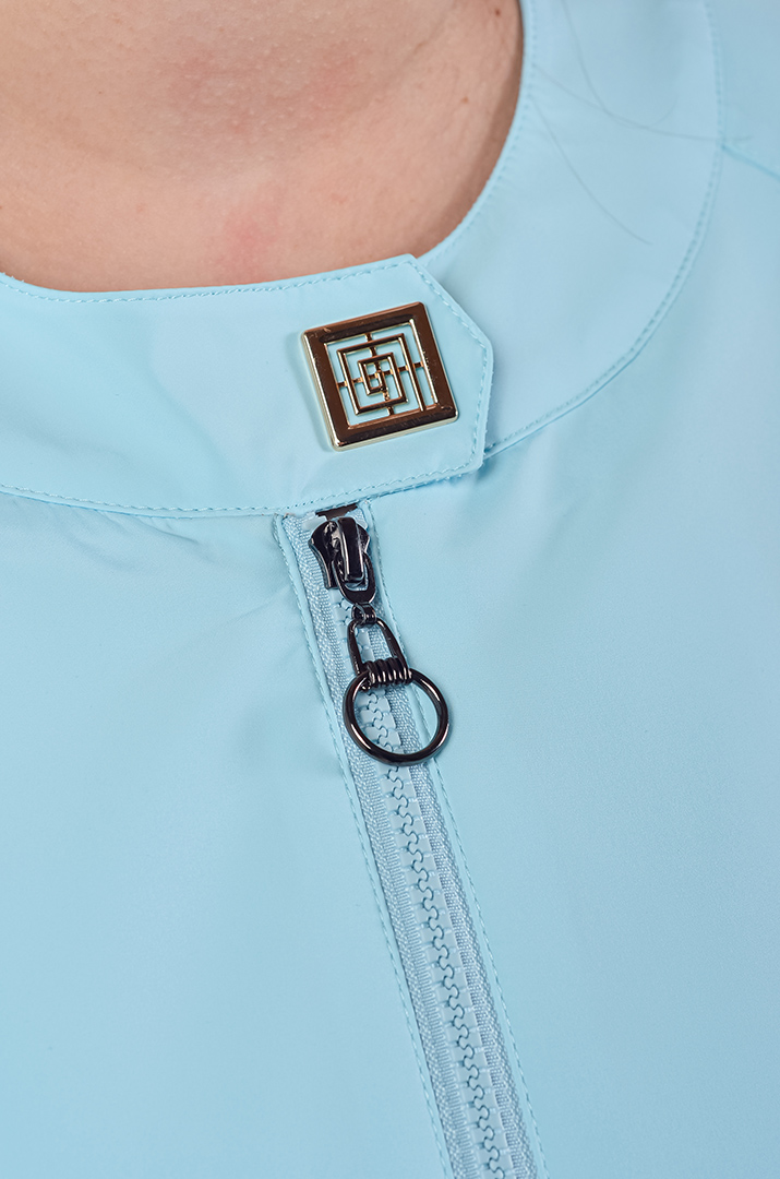 Куртка коротка з плащівки та з декоративною фурнітурою великих розмірів