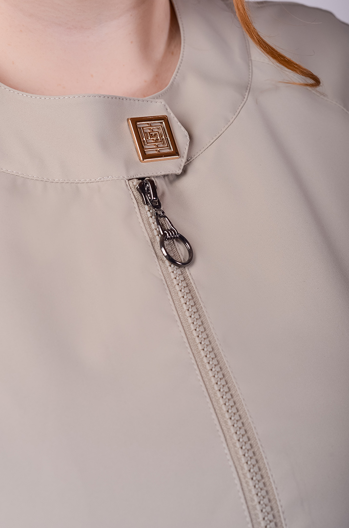 Куртка коротка з плащівки та з декоративною фурнітурою великих розмірів