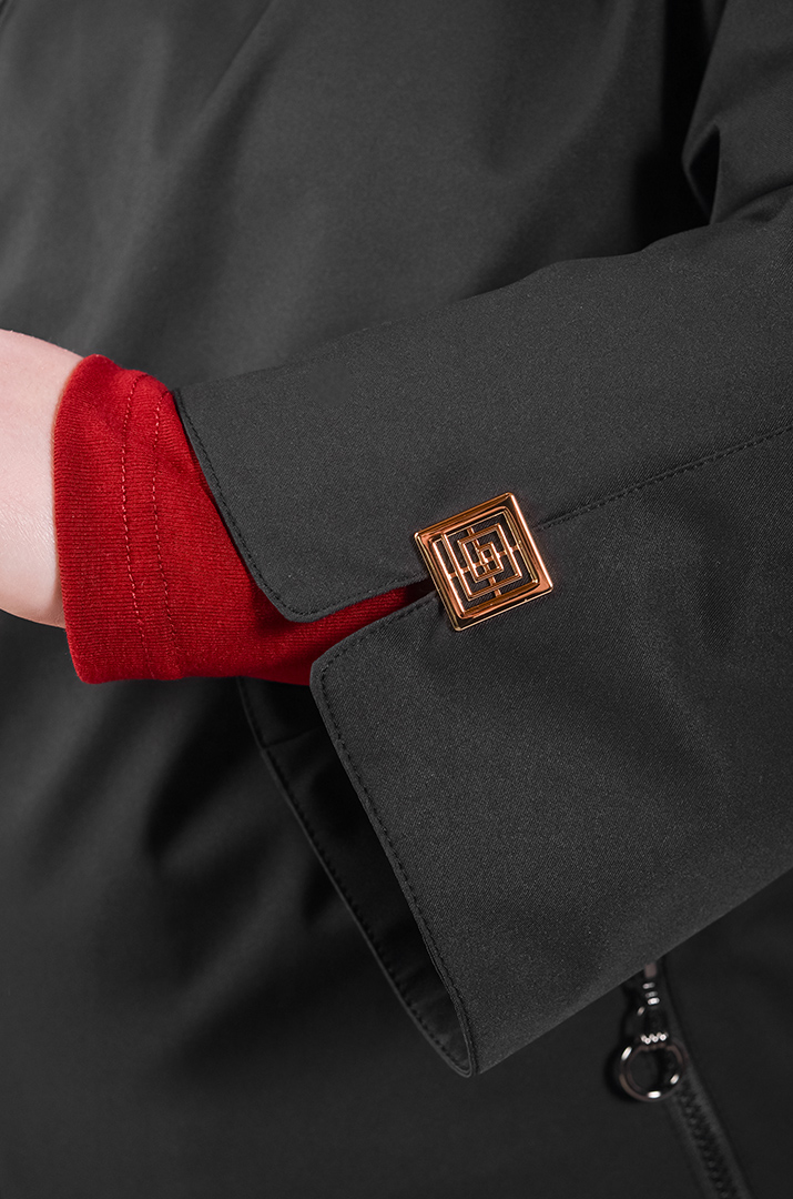 Куртка коротка з плащівки та з декоративною фурнітурою великих розмірів