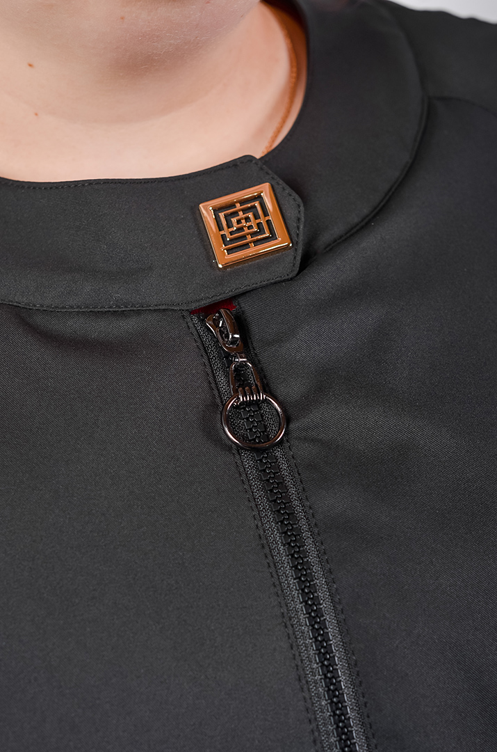 Куртка коротка з плащівки та з декоративною фурнітурою великих розмірів