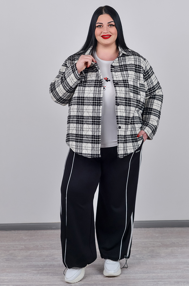 Куртка коротка з візерунком у клітинку і накладною кишенею великих розмірів