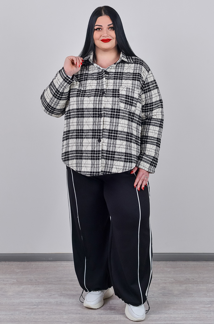 Куртка коротка з візерунком у клітинку і накладною кишенею великих розмірів