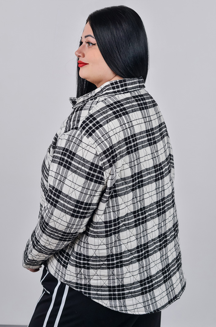Куртка коротка з візерунком у клітинку і накладною кишенею великих розмірів