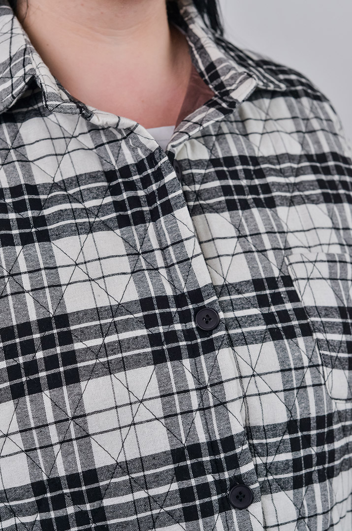 Куртка коротка з візерунком у клітинку і накладною кишенею великих розмірів