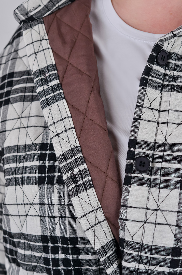Куртка коротка з візерунком у клітинку і накладною кишенею великих розмірів