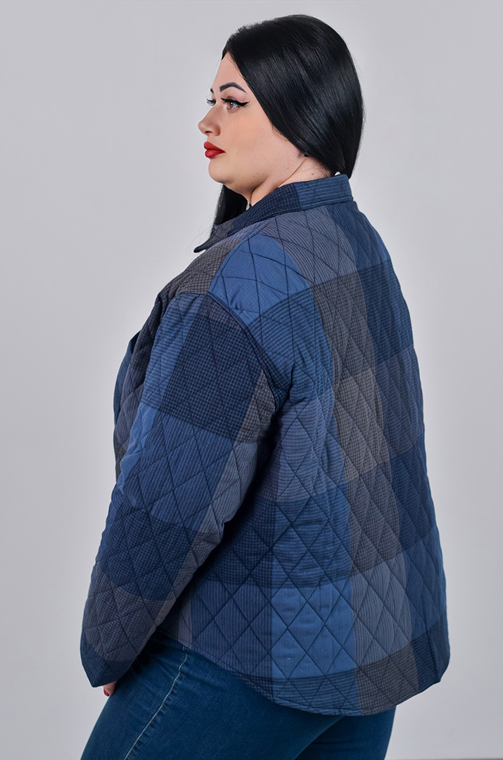 Куртка коротка з візерунком у клітинку і накладною кишенею великих розмірів