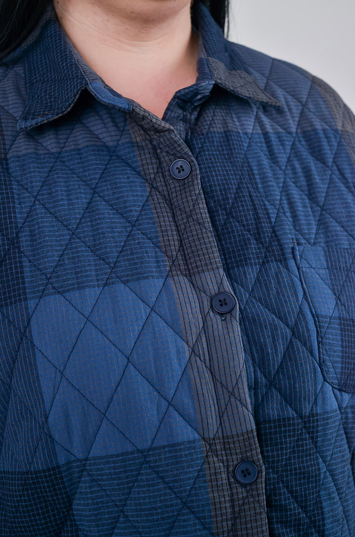 Куртка коротка з візерунком у клітинку і накладною кишенею великих розмірів