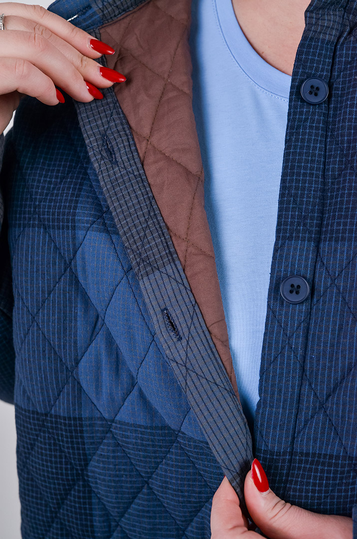 Куртка коротка з візерунком у клітинку і накладною кишенею великих розмірів