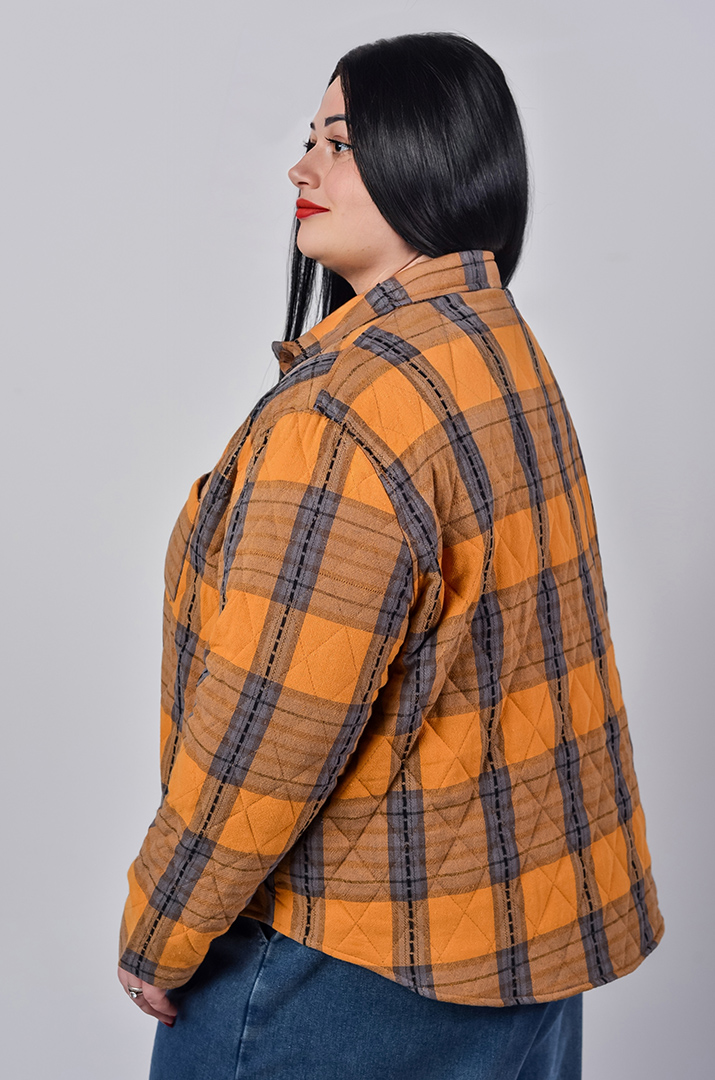 Куртка коротка з візерунком у клітинку і накладною кишенею великих розмірів