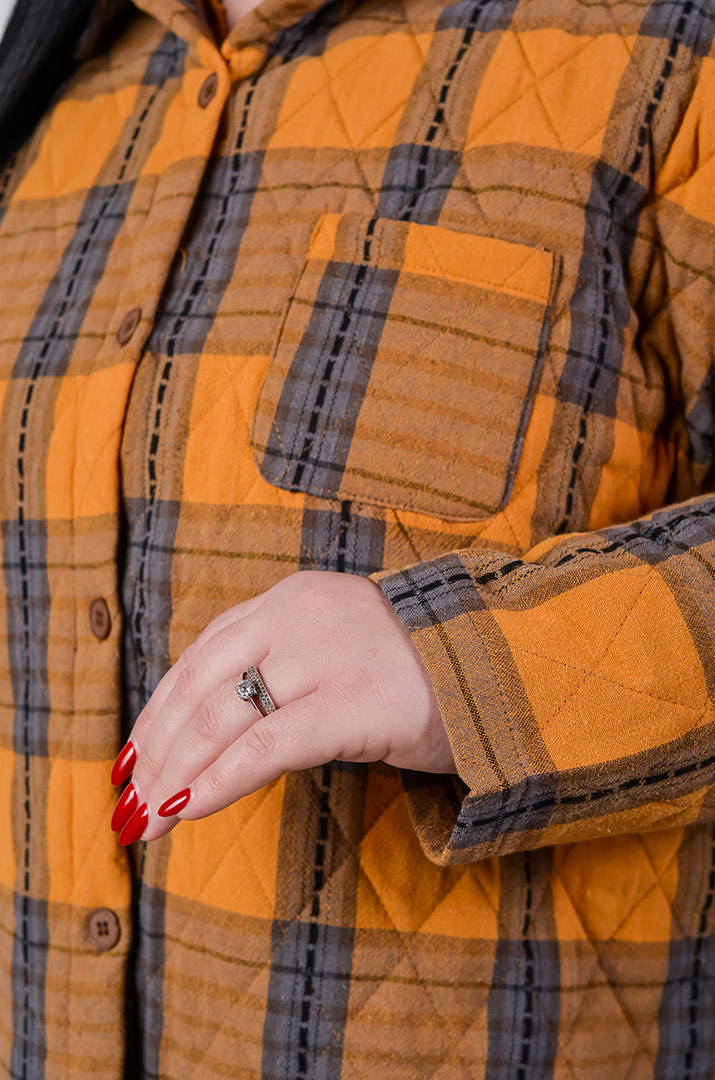 Куртка коротка з візерунком у клітинку і накладною кишенею великих розмірів