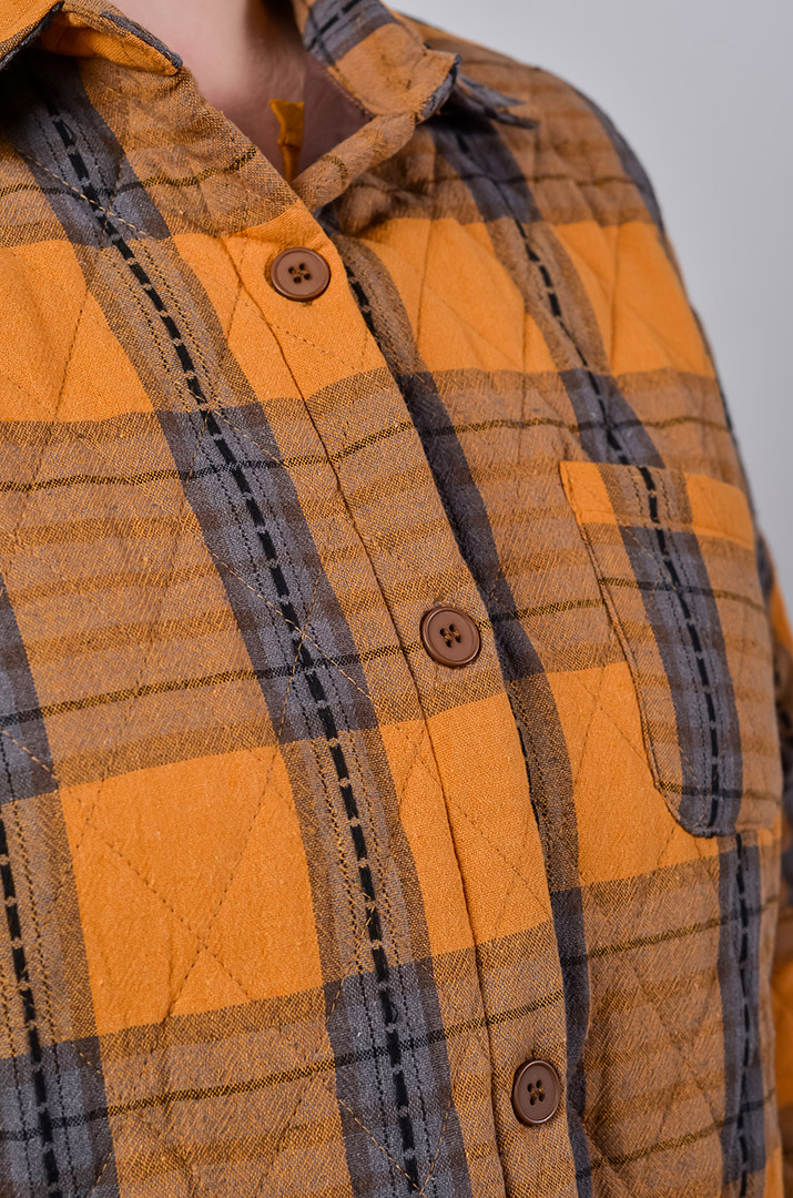 Куртка коротка з візерунком у клітинку і накладною кишенею великих розмірів