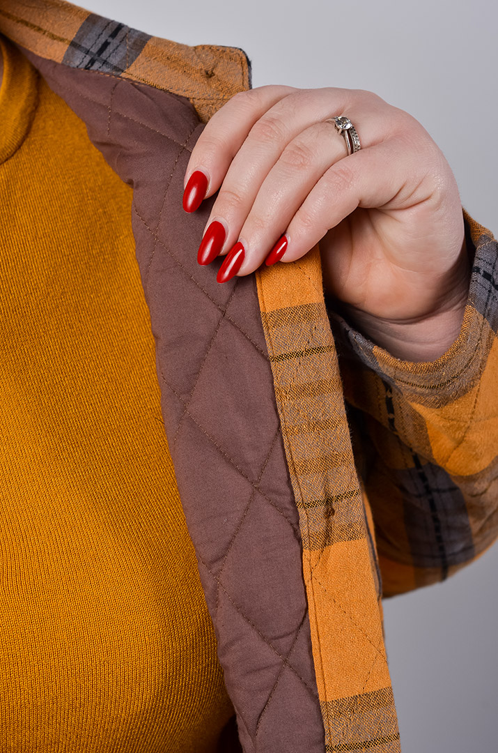 Куртка коротка з візерунком у клітинку і накладною кишенею великих розмірів