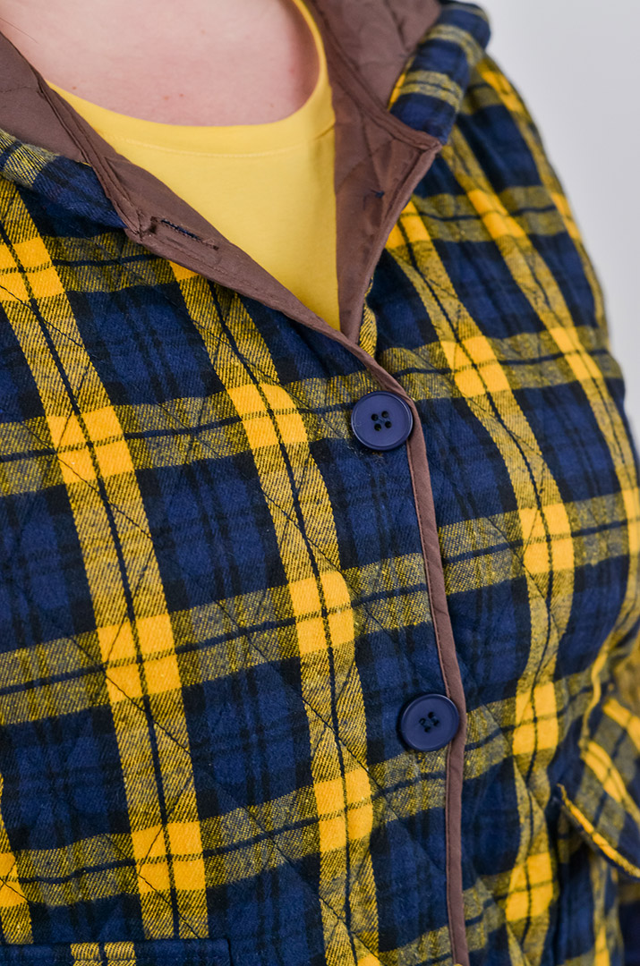 Куртка на ґудзиках з накладними кишенями та з капюшоном великих розмірів