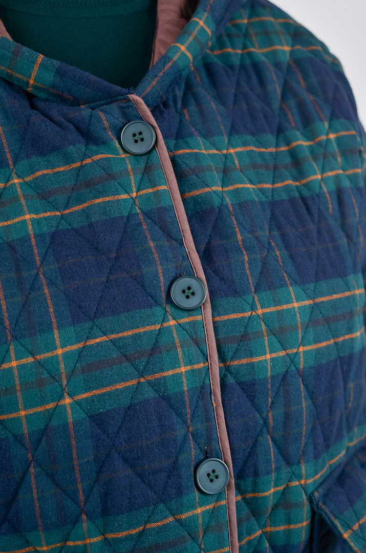 Куртка на ґудзиках з накладними кишенями та з капюшоном великих розмірів