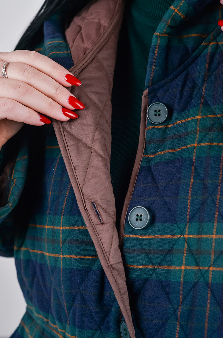 Куртка на ґудзиках з накладними кишенями та з капюшоном великих розмірів