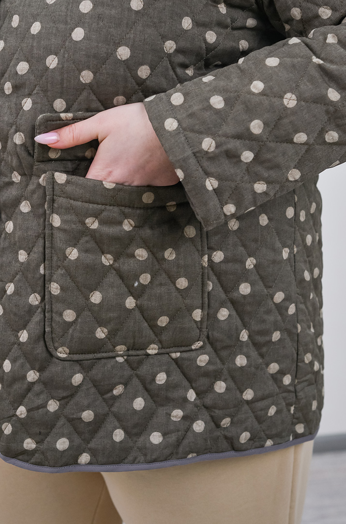 Куртка на ґудзиках з накладними кишенями та з капюшоном великих розмірів