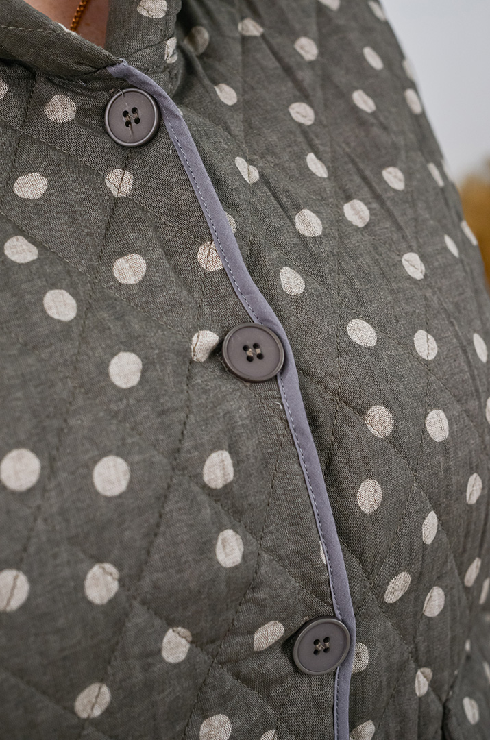 Куртка на ґудзиках з накладними кишенями та з капюшоном великих розмірів