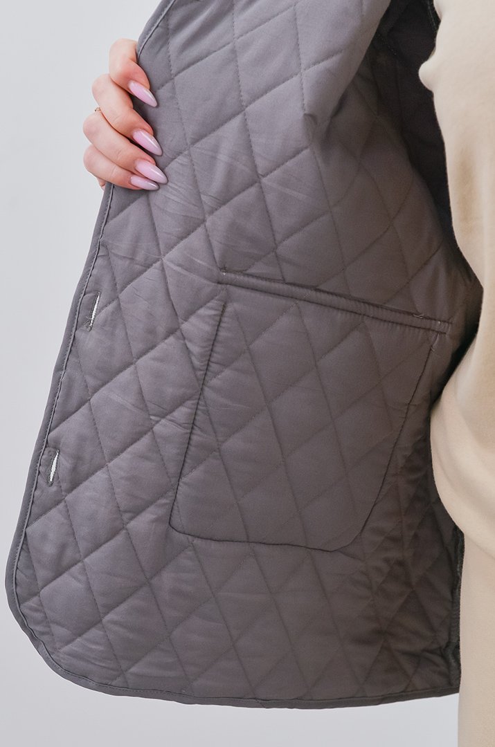 Куртка на ґудзиках з накладними кишенями та з капюшоном великих розмірів