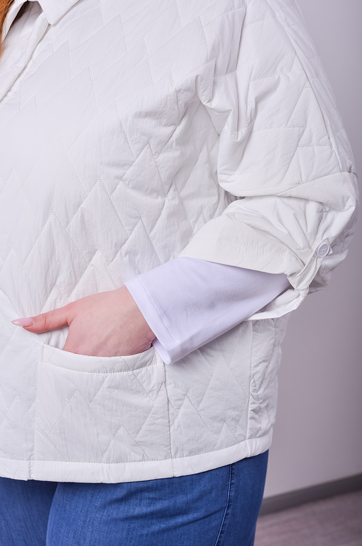 Куртка коротка зі стьобаною фактурою та з накладними кишенями великих розмірів