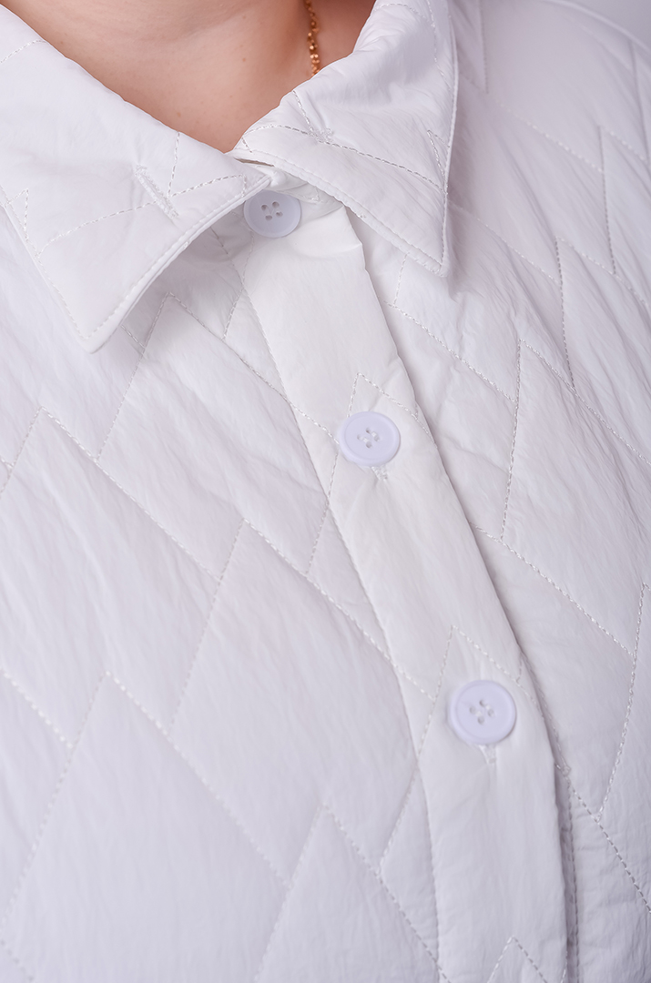 Куртка коротка зі стьобаною фактурою та з накладними кишенями великих розмірів