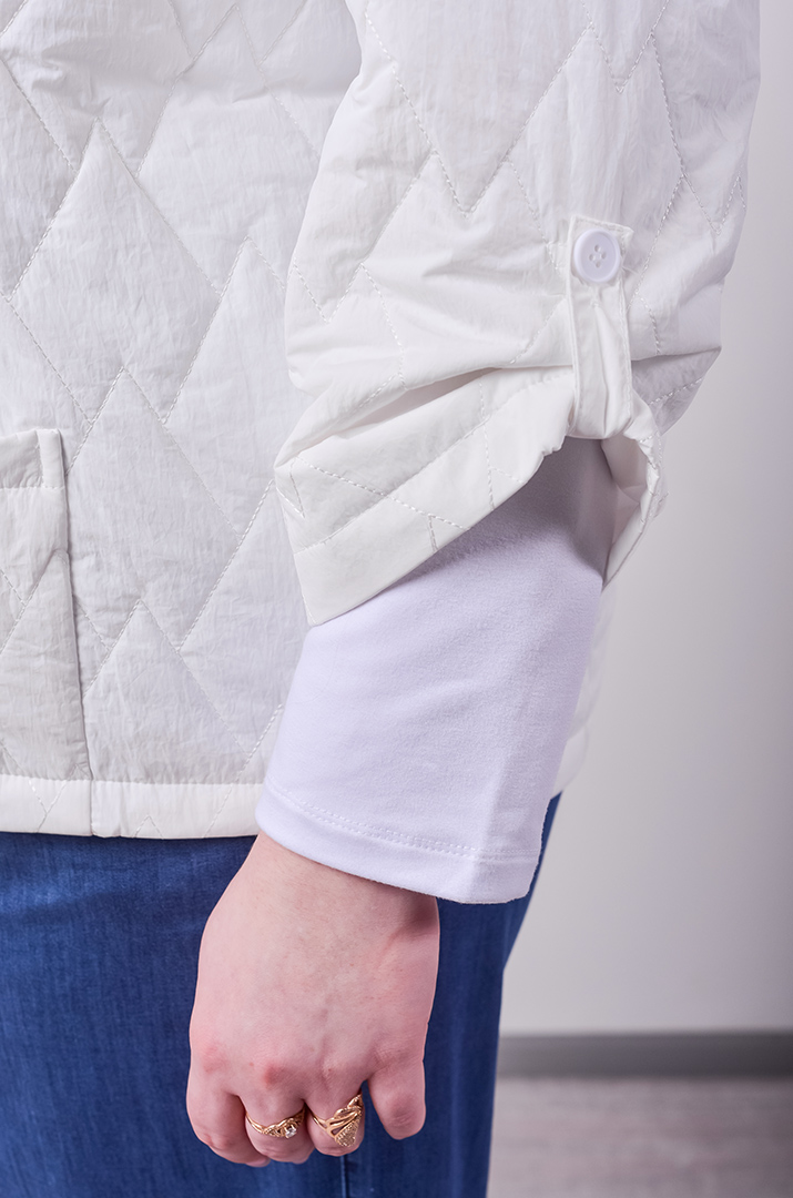 Куртка коротка зі стьобаною фактурою та з накладними кишенями великих розмірів