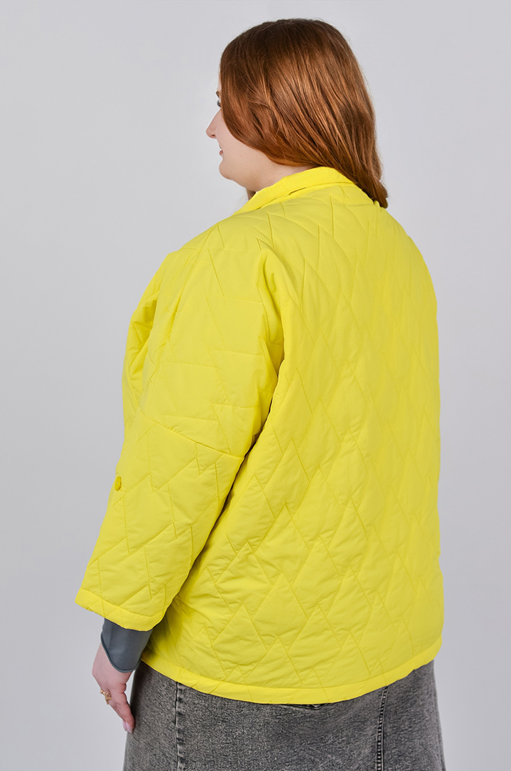 Куртка коротка зі стьобаною фактурою та з накладними кишенями великих розмірів