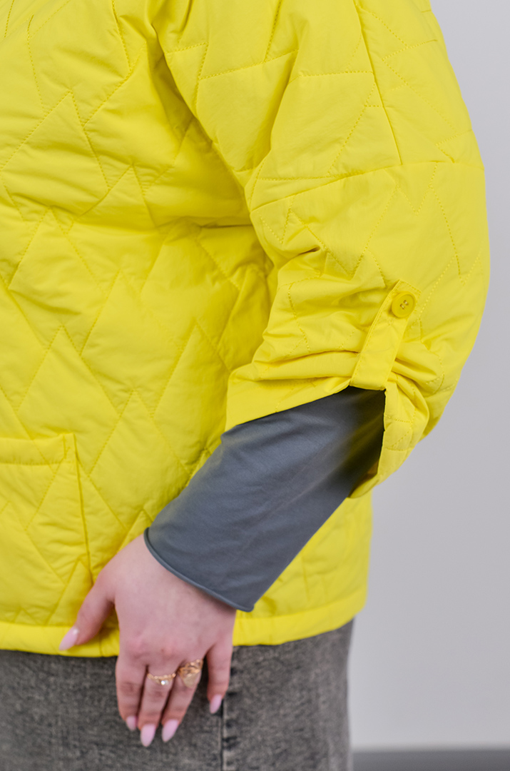 Куртка коротка зі стьобаною фактурою та з накладними кишенями великих розмірів