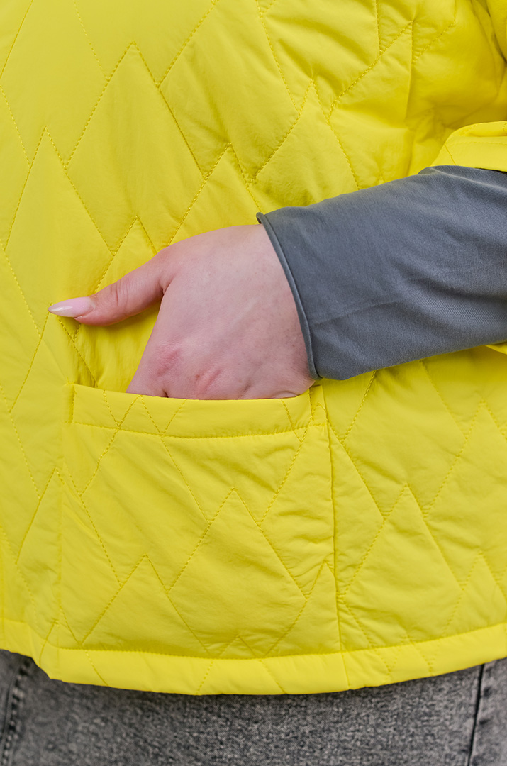 Куртка коротка зі стьобаною фактурою та з накладними кишенями великих розмірів