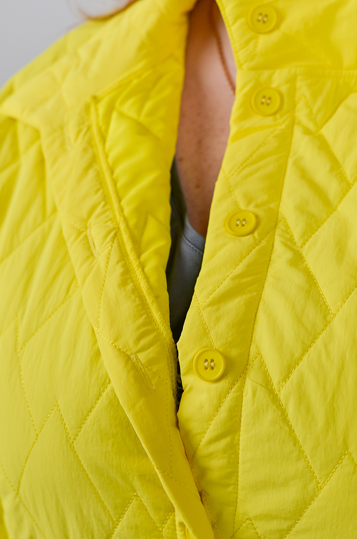 Куртка коротка зі стьобаною фактурою та з накладними кишенями великих розмірів