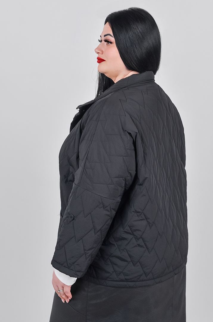 Куртка коротка зі стьобаною фактурою та з накладними кишенями великих розмірів