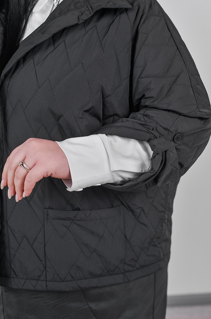 Куртка коротка зі стьобаною фактурою та з накладними кишенями великих розмірів