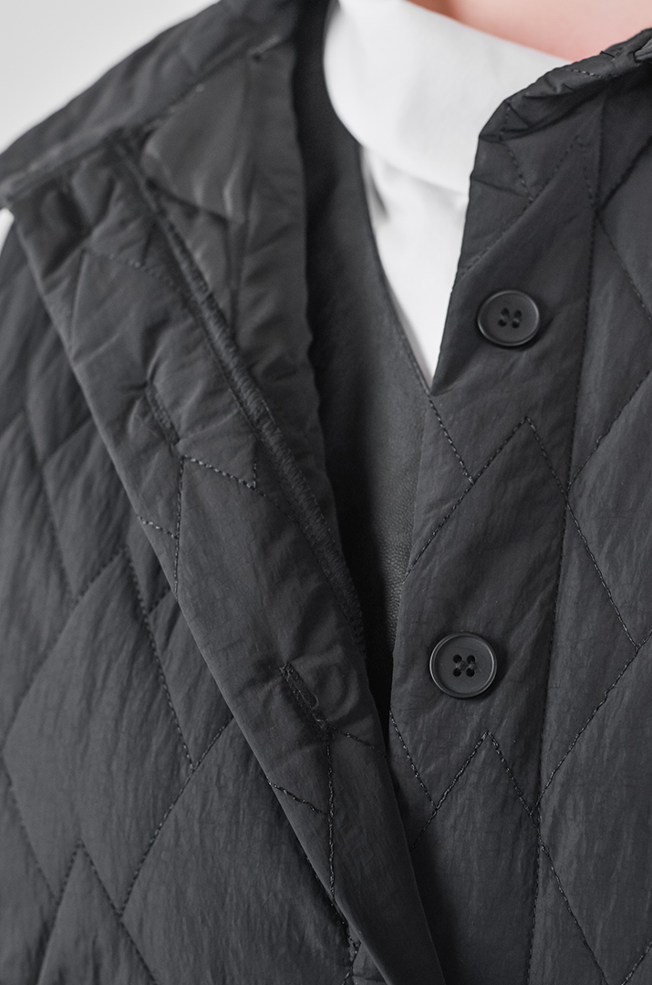 Куртка коротка зі стьобаною фактурою та з накладними кишенями великих розмірів